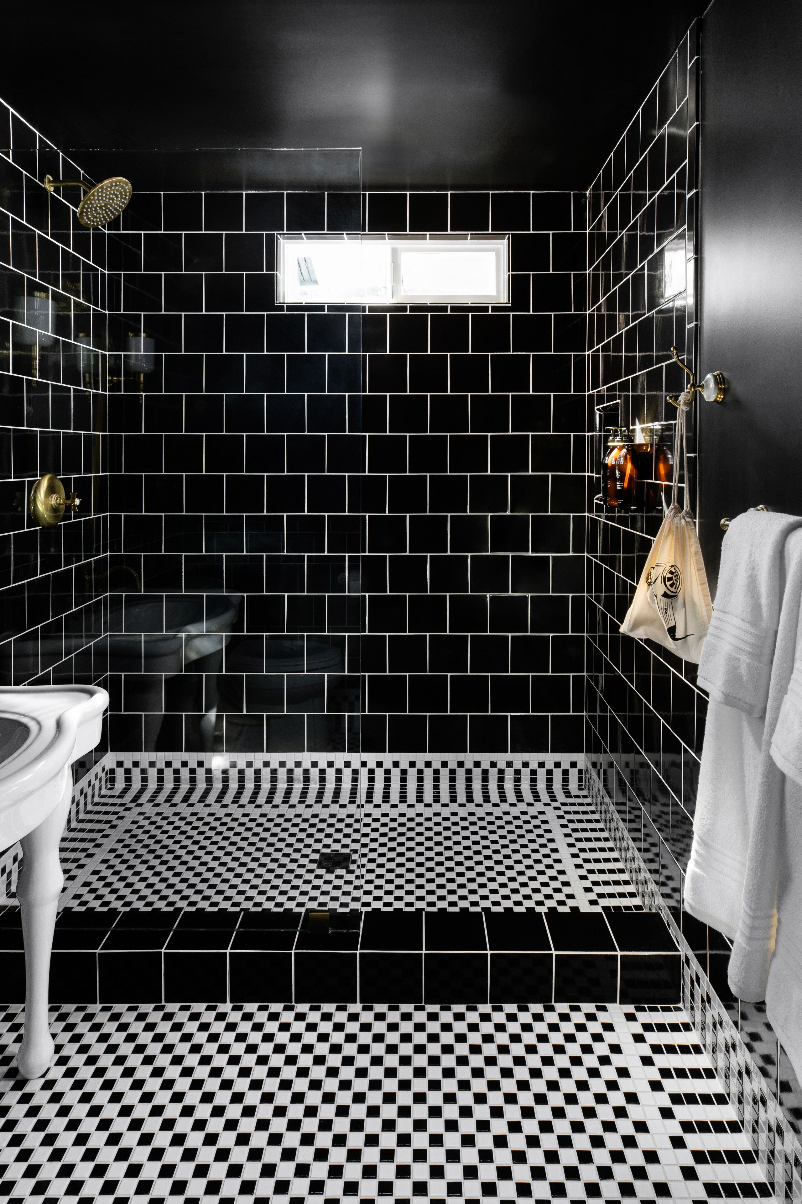 Suihku, hiustenkuivaaja, pyyhkeet, saippua