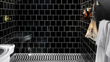 Dusj, hårføner, håndklær og såpe