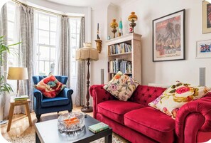 Living area - Ground floor one bed flat in Georgian house 3 minutes from the sea and shops. (Brighton)