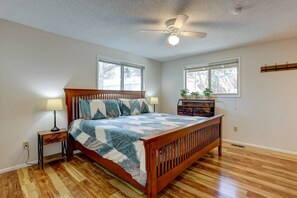 3 bedrooms, WiFi, bed sheets - Wonderful Updated Single Level Retreat w/ Backyard Oasis, Pet Friendly, A/C, Hot Tub, Private Patio (Bend)