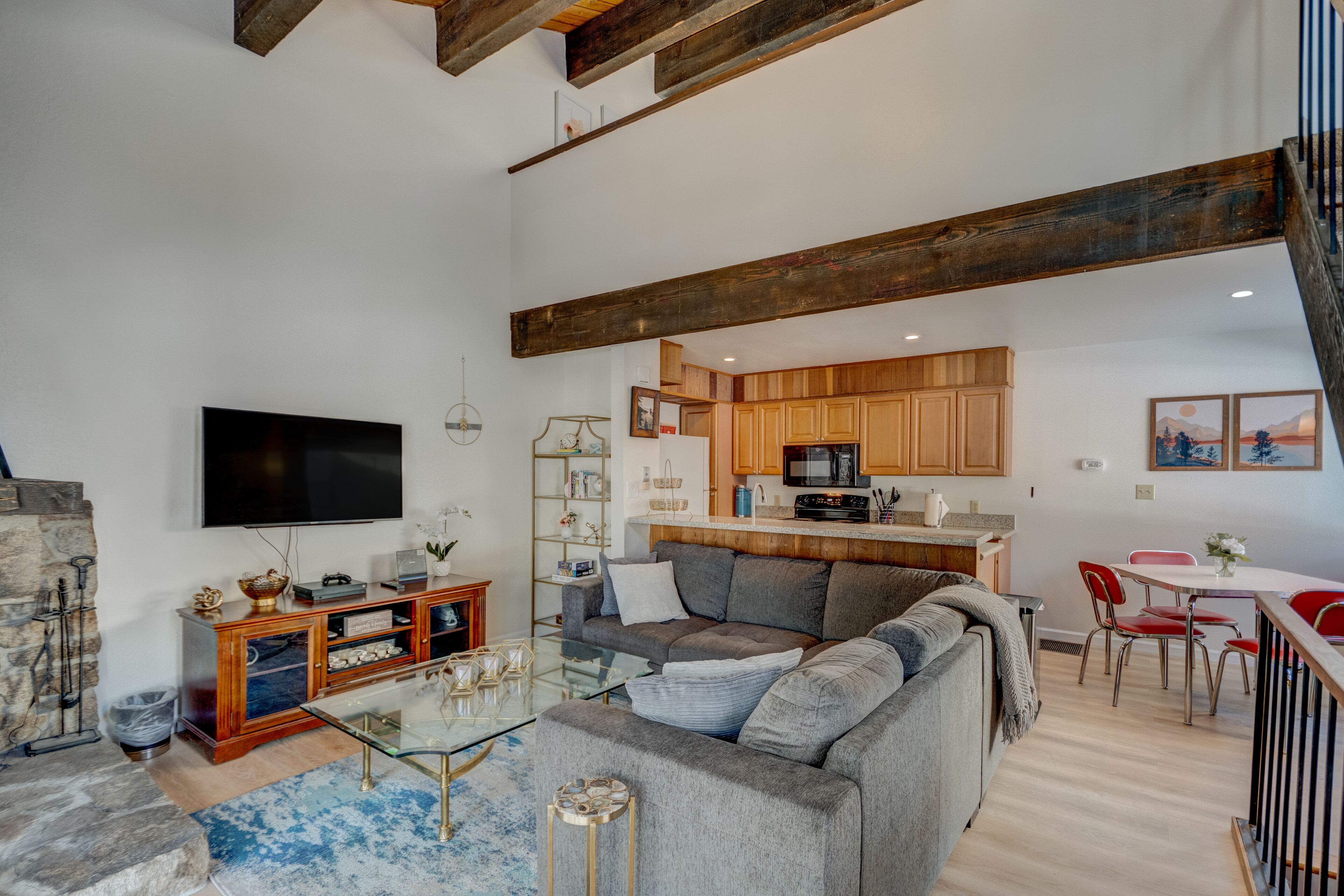 Comfy condo with wood-burning fireplace, deck, washer/dryer