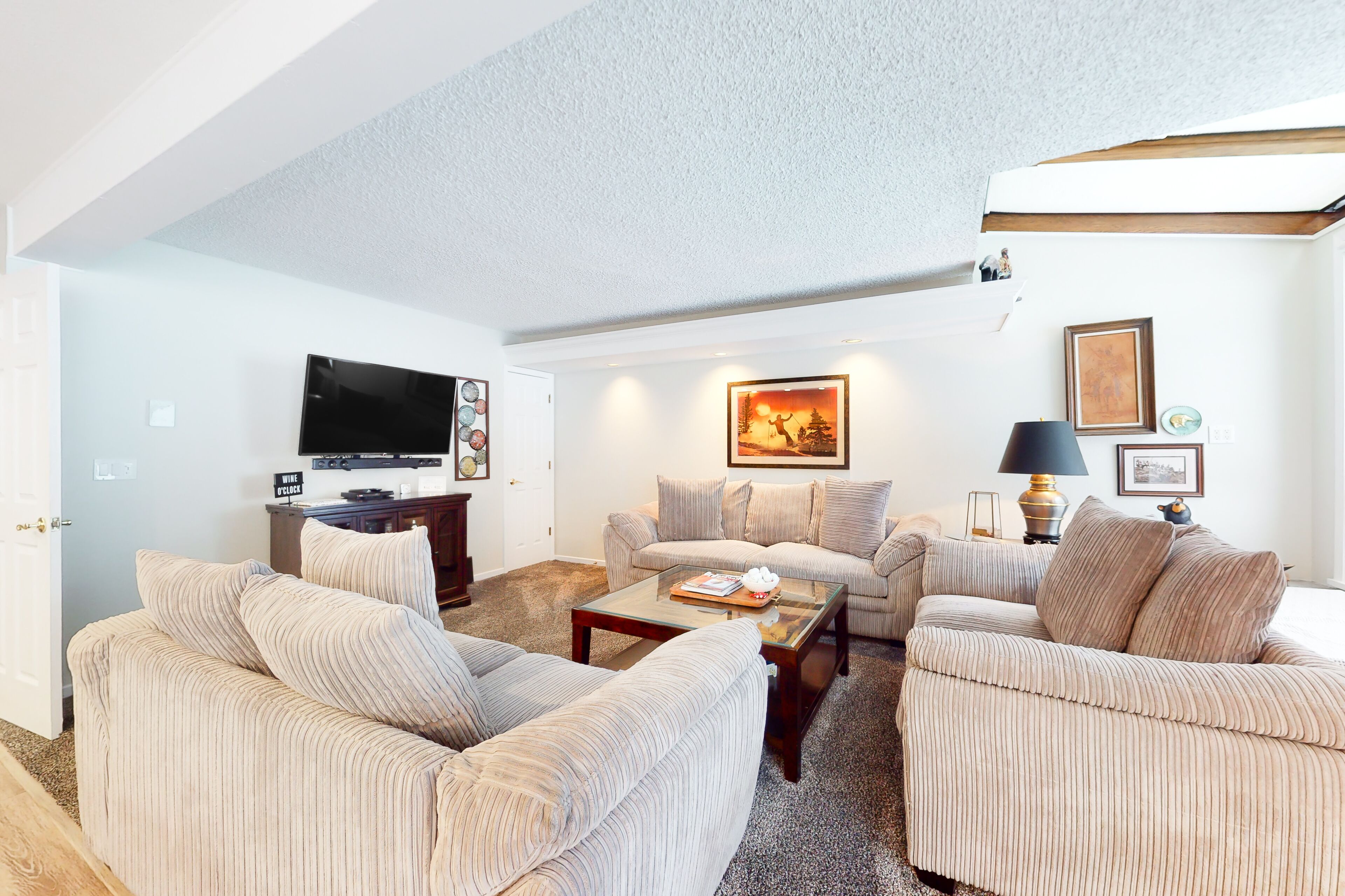 Beautiful mountainside condo with fireplace, balcony, fitness center, & hot tub
