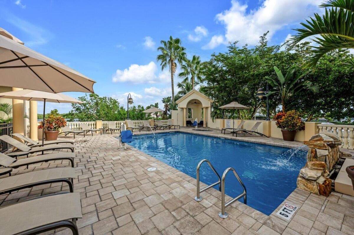 Beach Vacay Waterfront! Gorgeous Unit with Bay View! Pool, Hot tub and Parking!