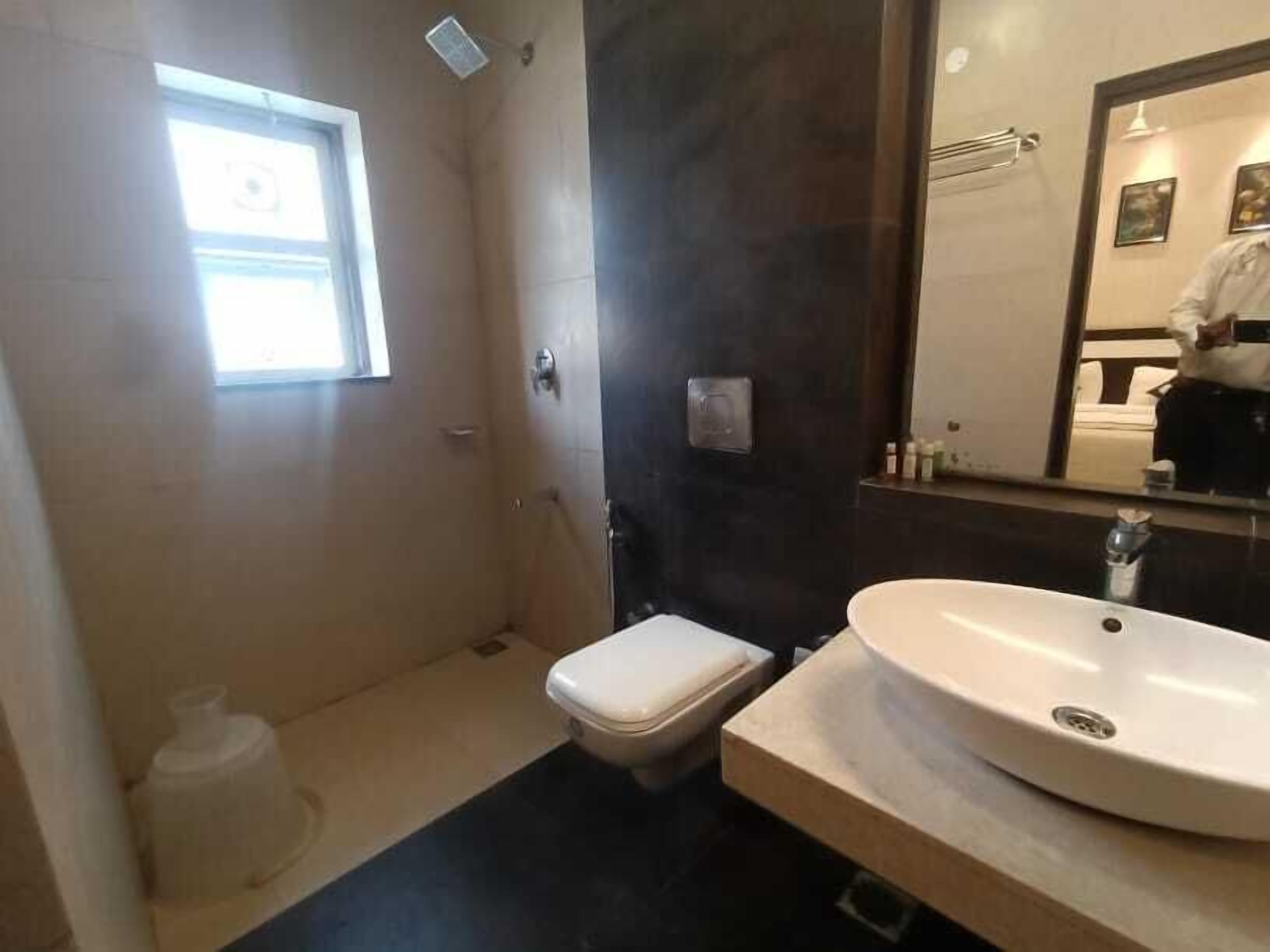 Quarto casal luxo | Banheiro | Chuveiro, produtos de toalete grátis, toalhas de banho, sabonete