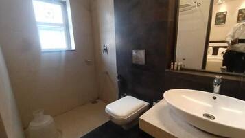 Deluxe tweepersoonskamer | Badkamer | Een douche, gratis toiletartikelen, handdoeken, zeep