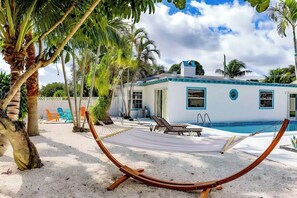 Een verwarmd zwembad