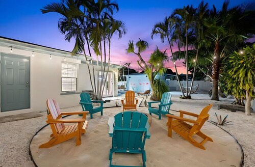 5BR Beach Oasis! Heated Pool, 10 Min to Beach