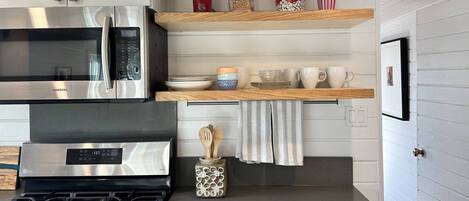 Een koelkast, een magnetron, een oven, een kookplaat