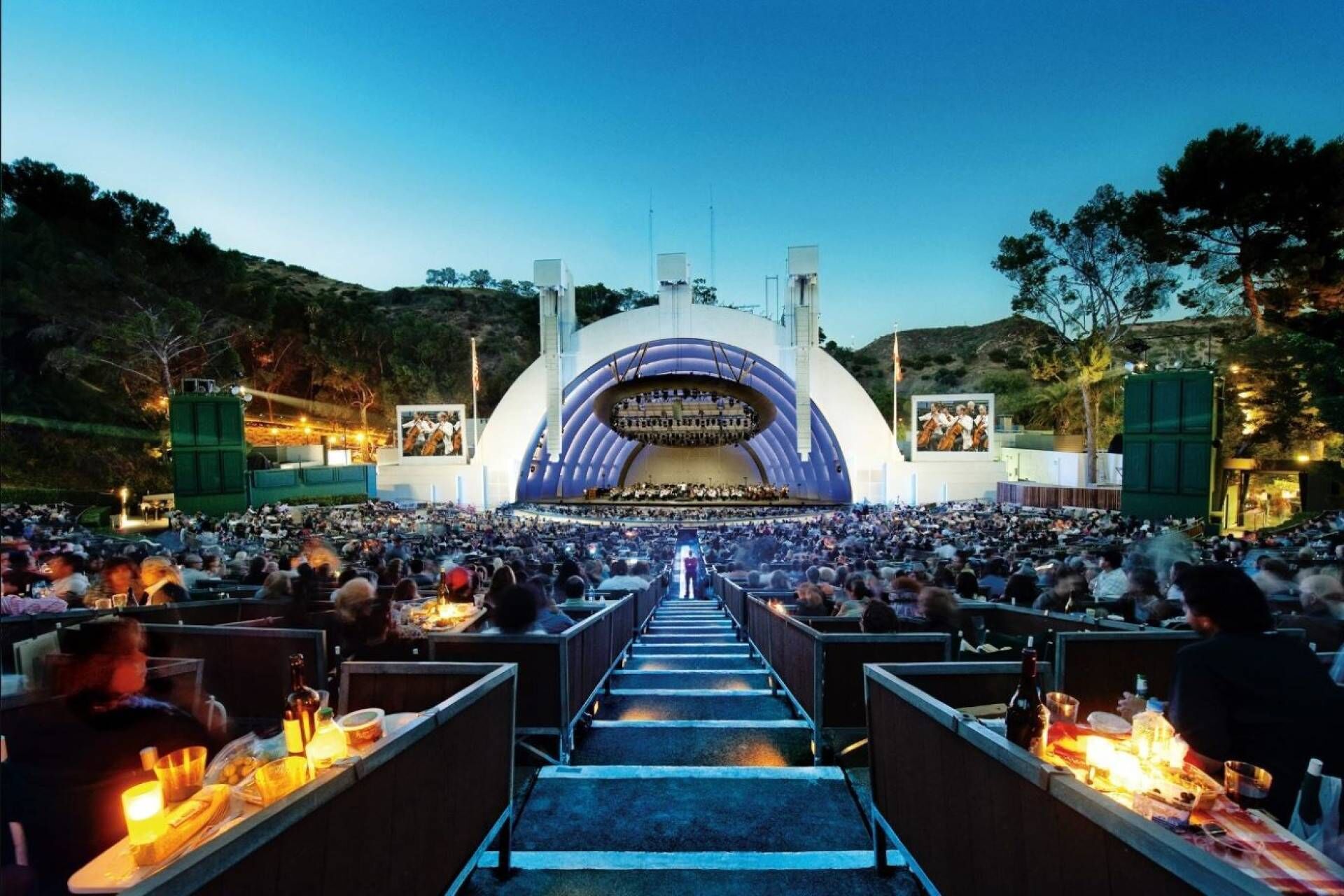 Un vaste amphithéâtre en plein air doté de gradins et d’une scène.