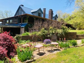 Property grounds - Secluded Estate Sleeps 8 with 1 acre fishing pond (Mount Pleasant)