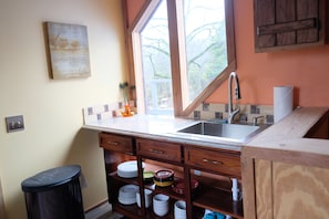 Interior - Secluded Estate Sleeps 8 with 1 acre fishing pond (Mount Pleasant)