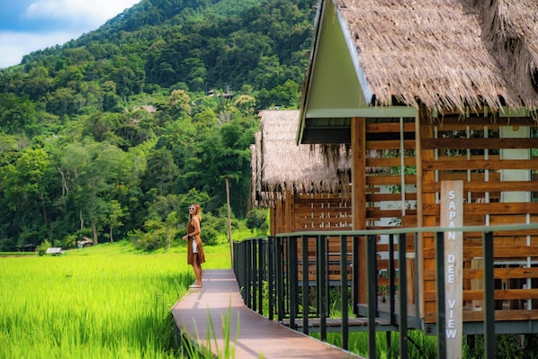 A wooden structure with a thatched roof, a wooden deck, and a sign reading "SAPAN DEE VIEW". - Sapan Dee View (Bo Kluea)