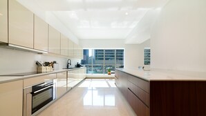 Una cocina moderna con un ventanal amplio, electrodomésticos de acero inoxidable y un diseño minimalista.