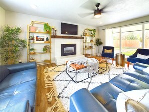 TV, fireplace