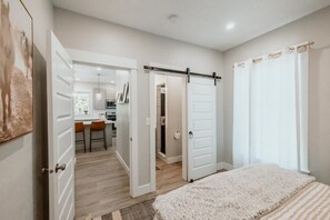 3 bedrooms, desk, iron/ironing board, WiFi - Stay next door to OSU campus in a beautifully renovated home (Corvallis)