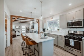 Fridge, microwave, oven, stovetop - Stay next door to OSU campus in a beautifully renovated home (Corvallis)