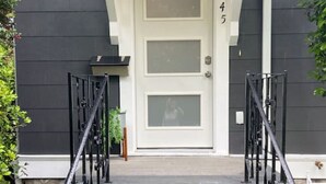 Un escalier menant à une porte blanche portant le numéro 345.