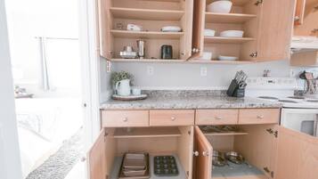 Kylskåp, mikrovågsugn, ugn och spishäll