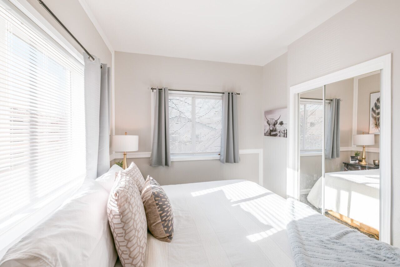 3 dormitorios, escritorio, tabla de planchar con plancha y cuna de viaje