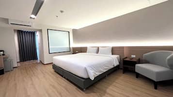 Blackout drapes, free WiFi, bed sheets