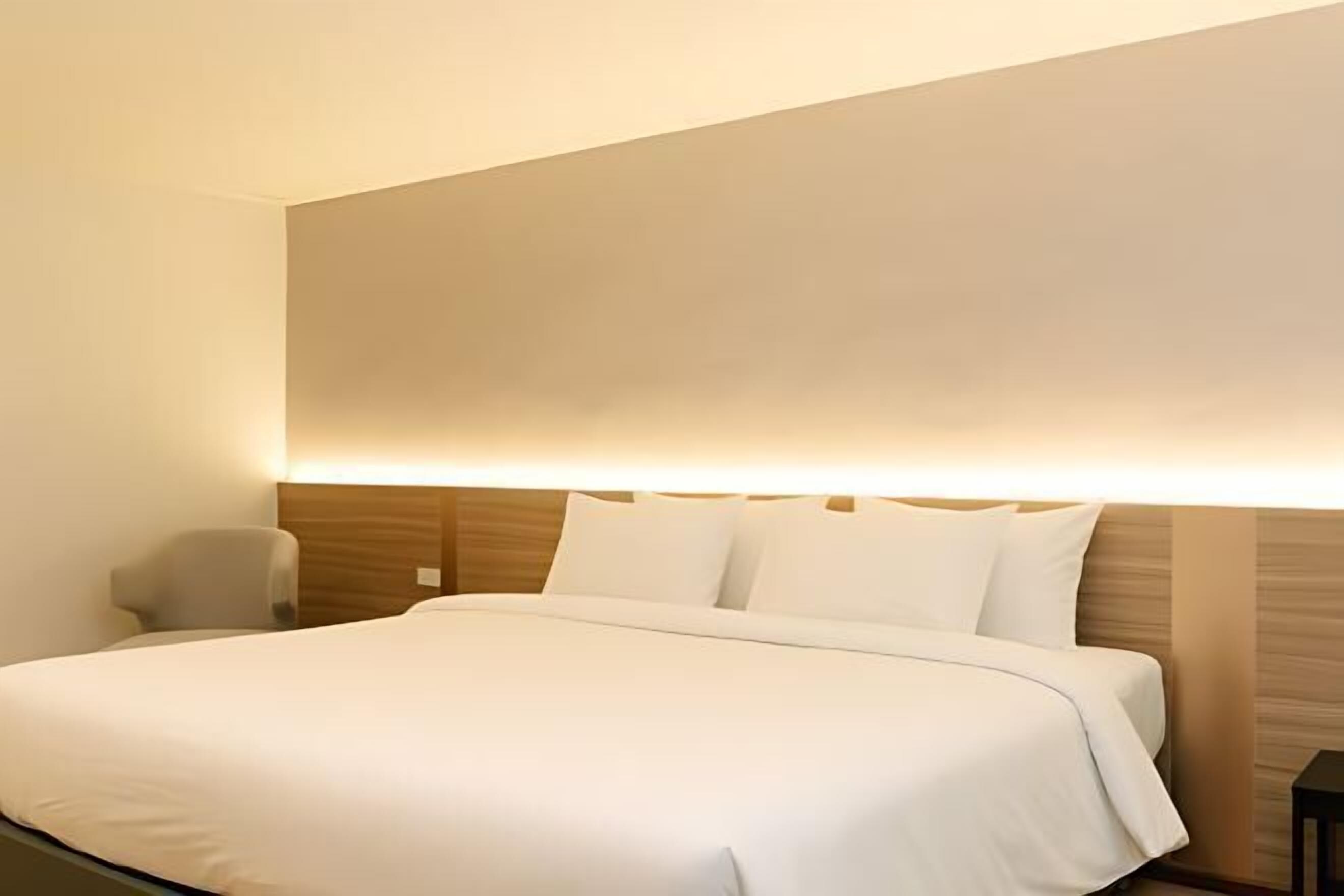 Cortinas opacas, sistema de insonorización, wifi gratis y ropa de cama