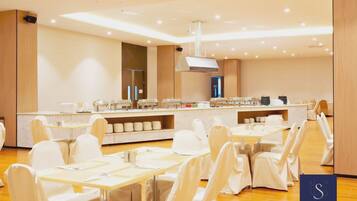 Päivittäinen buffetaamiainen (300 THB per henkilö)