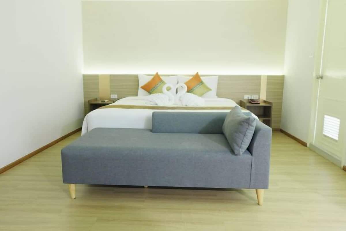 Blackout curtains, soundproofing, free WiFi, bed sheets