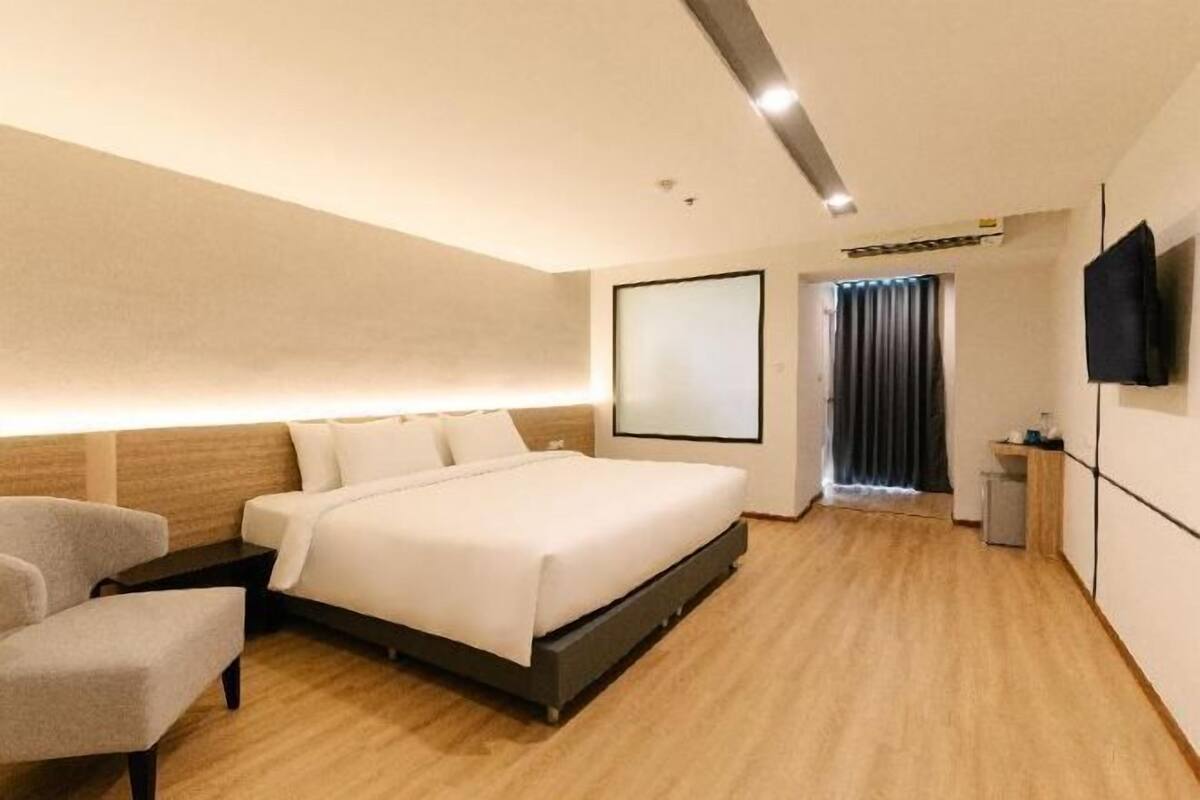 Blackout drapes, soundproofing, WiFi (free), bed sheets