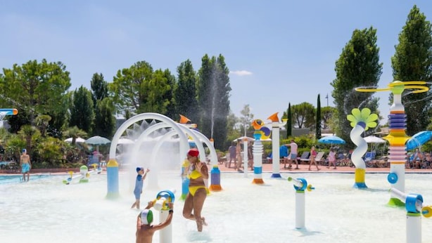 Un parc aquatique doté de diverses structures de jeux et d’un espace piscine.