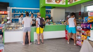 Un espace restauration aux couleurs vives, avec un réfrigérateur Coca-Cola, une variété de plats et une présentation attrayante des en-cas.