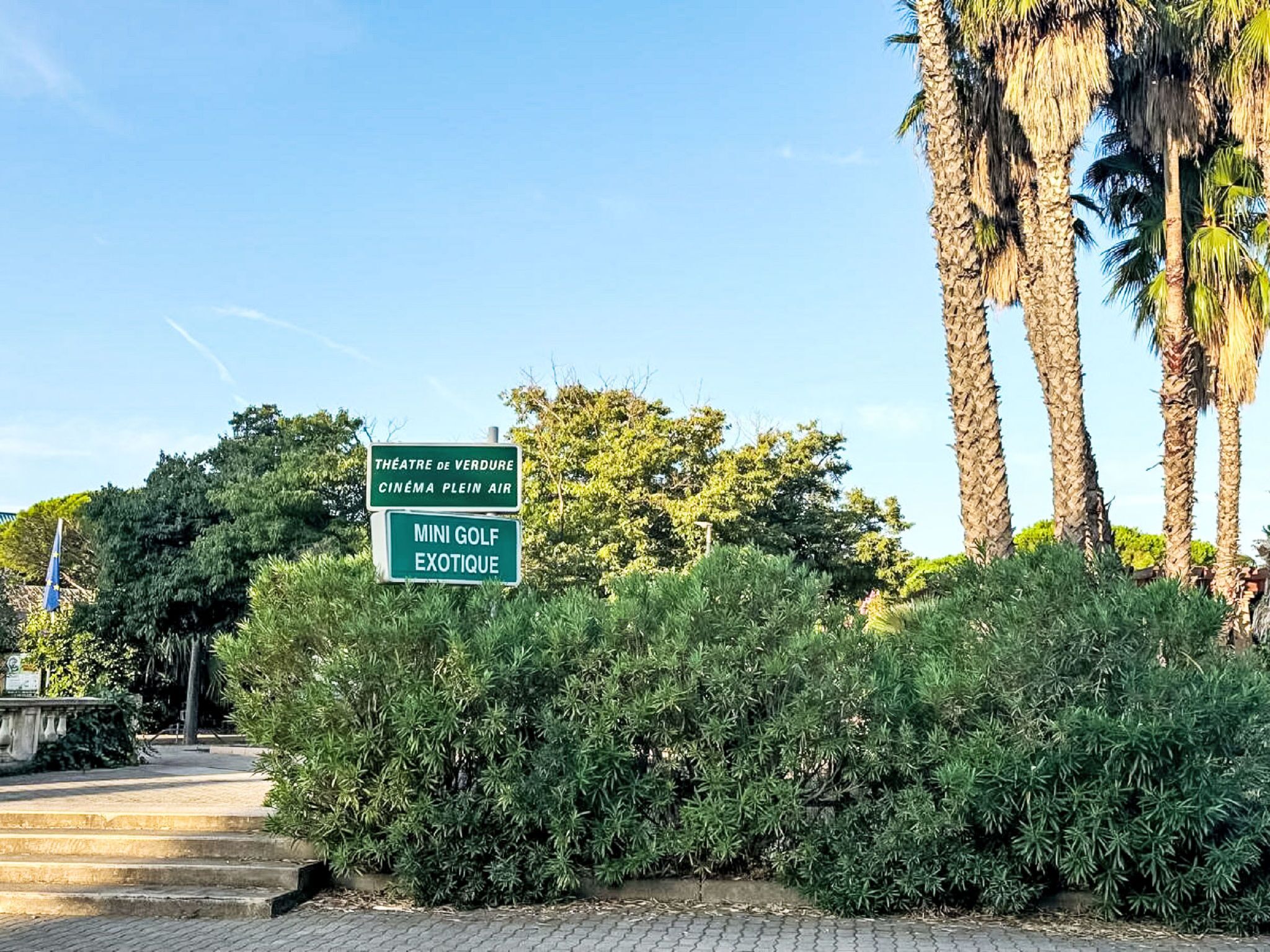 Placa indicando um teatro, cinema e um campo de mini golfe.