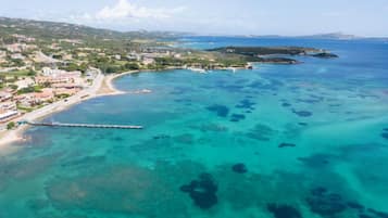 Una spiaggia nelle vicinanze