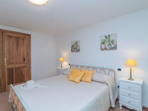 3 bedrooms, iron/ironing board