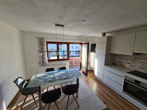 Fridge, oven, stovetop, dishwasher - Renovated, modern and bright apartment in a quiet location for 2 to 5 people  (Gemeinde Reutte)