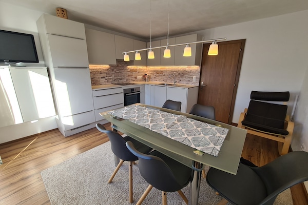 Küche mit großem Esstisch