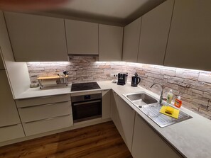 Fridge, oven, stovetop, dishwasher - Renovated, modern and bright apartment in a quiet location for 2 to 5 people (Gemeinde Reutte)