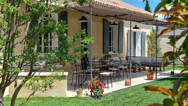 A house with a patio, outdoor furniture, and a lawn. - Villa Art-Déco, 5 mn walk from the city center of Saint-Rémy- Pool, Clim - 4ps (Saint-Rémy-de-Provence)