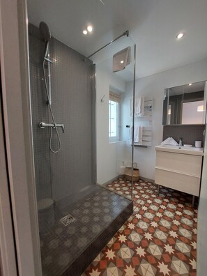 Shower, hair dryer, towels, soap