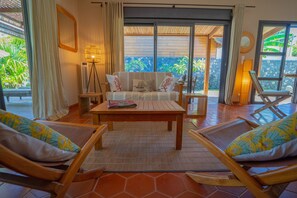 TV, books - ST GILLES, CHARMING HOUSE, seaside, Coral villa, lagoon, 4 **** (Saint Paul)