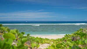 A beach with clear blue water and a boat in the distance. - ST GILLES, CHARMING HOUSE, seaside, Coral villa, lagoon, 4 **** (Saint Paul)