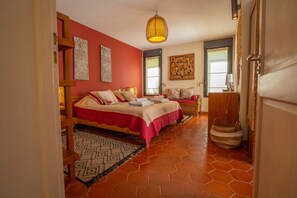 1 غرفة نوم وخزنة داخل الغرفة ومكتب ومكواة/لوح كي