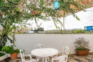 Outdoor dining - Scilla White Villa, Vila do Bispo, Algarve (Vila do Bispo)