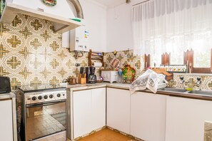 Fridge, microwave, oven, stovetop - Scilla White Villa, Vila do Bispo, Algarve (Vila do Bispo)