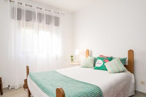 4 عدّة غرف نوم وواي فاي مجانًا وملاءات أسرّة