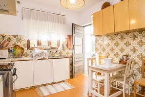 Fridge, microwave, oven, stovetop - Scilla White Villa, Vila do Bispo, Algarve (Vila do Bispo)