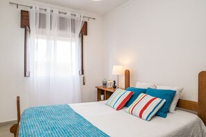 4 bedrooms, free WiFi, bed sheets - Scilla White Villa, Vila do Bispo, Algarve (Vila do Bispo)
