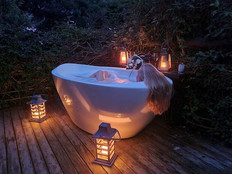 Outdoor spa tub. Waipu Glamping-sleeps up to 5