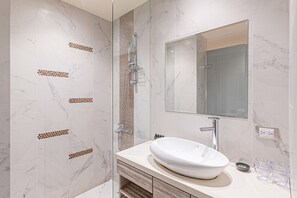 Chambre quadruple supérieure | Salle de bain | Séchoir à cheveux, toilette dotée d'un bidet électronique