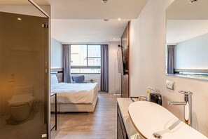 ستائر تعتيم وتجهيزات عازلة للصوت وواي فاي مجانًا وملاءات أسرّة