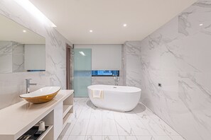 Deluxe Double Room | Bathroom | Hair dryer, electronic bidet, towels, shampoo